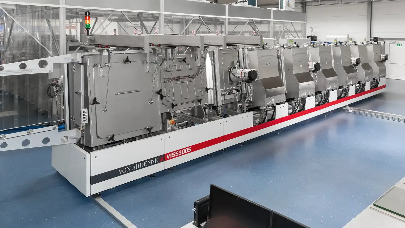 Perspektivische Darstellung einer vertikalen VON ARDENNE Beschichtungsanlage.
